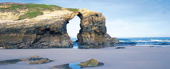 El Transcantabrico visits Las Catedrales Beach Luxury Train Club