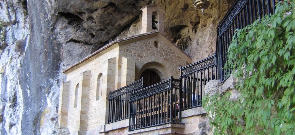 El Transcantabrico Visits Santa Cueva de Covadonga Luxury Train Club