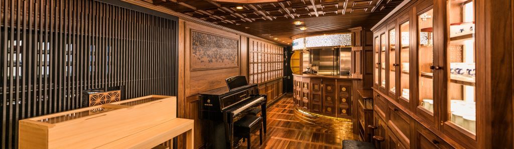 Seven Stars in Kyushu Luxury Train Club Blue Moon Lounge