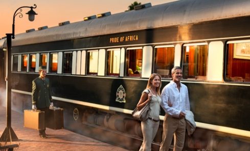 Rovos-platform-couple-pan